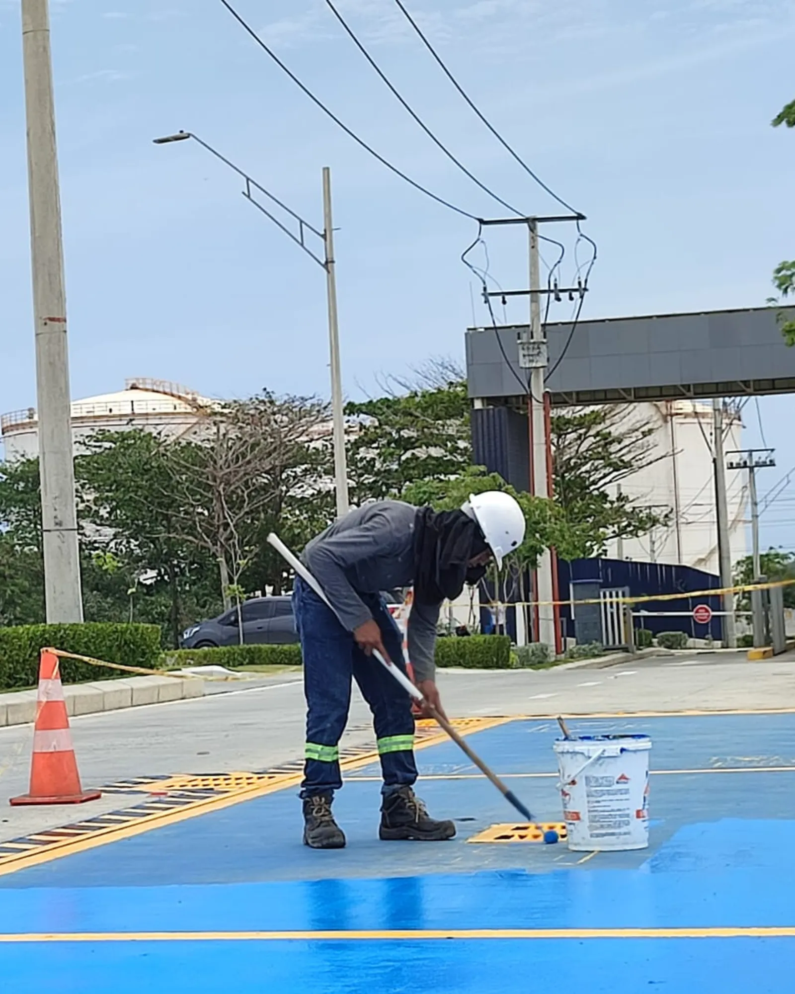 Preparación de una superficie exterior en un entorno empresarial.